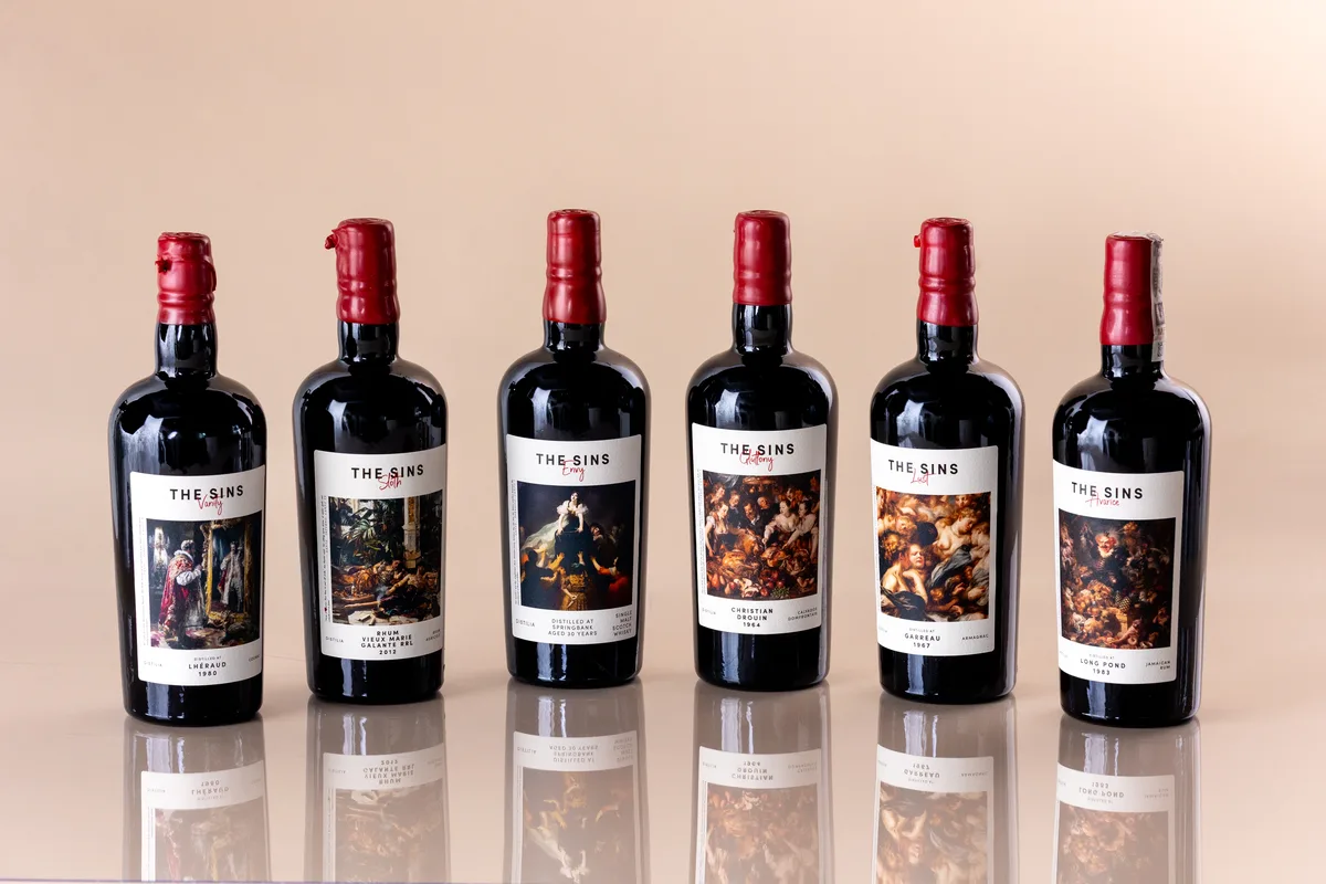 Six bouteilles de la série The Sins de Distilia alignées, chacune avec une peinture classique sur l'étiquette.
