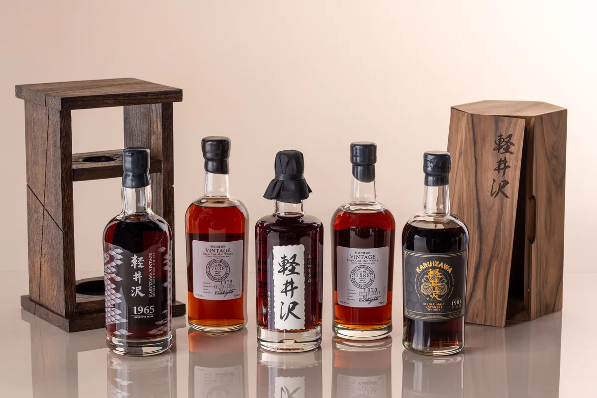 Un ensemble de single malts japonais Karuizawa avec leurs coffrets en bois gravés.
