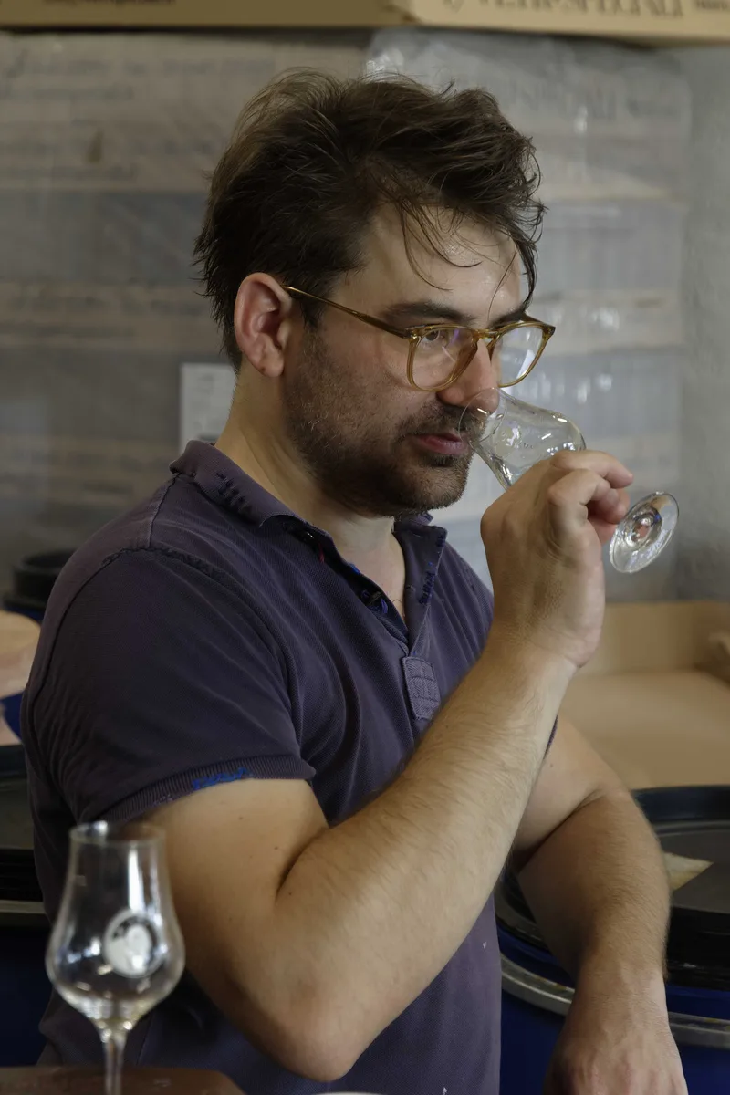 Nicolas Petit riecht in seinem Keller an einer Rumprobe im Verkostungsglas.