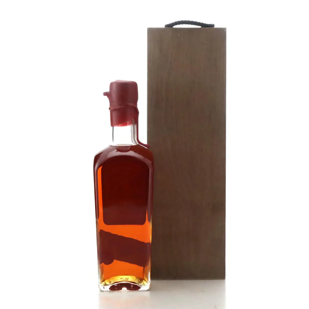 High resolution image of Strathearn Sugar House Blood Tub Rum 2018