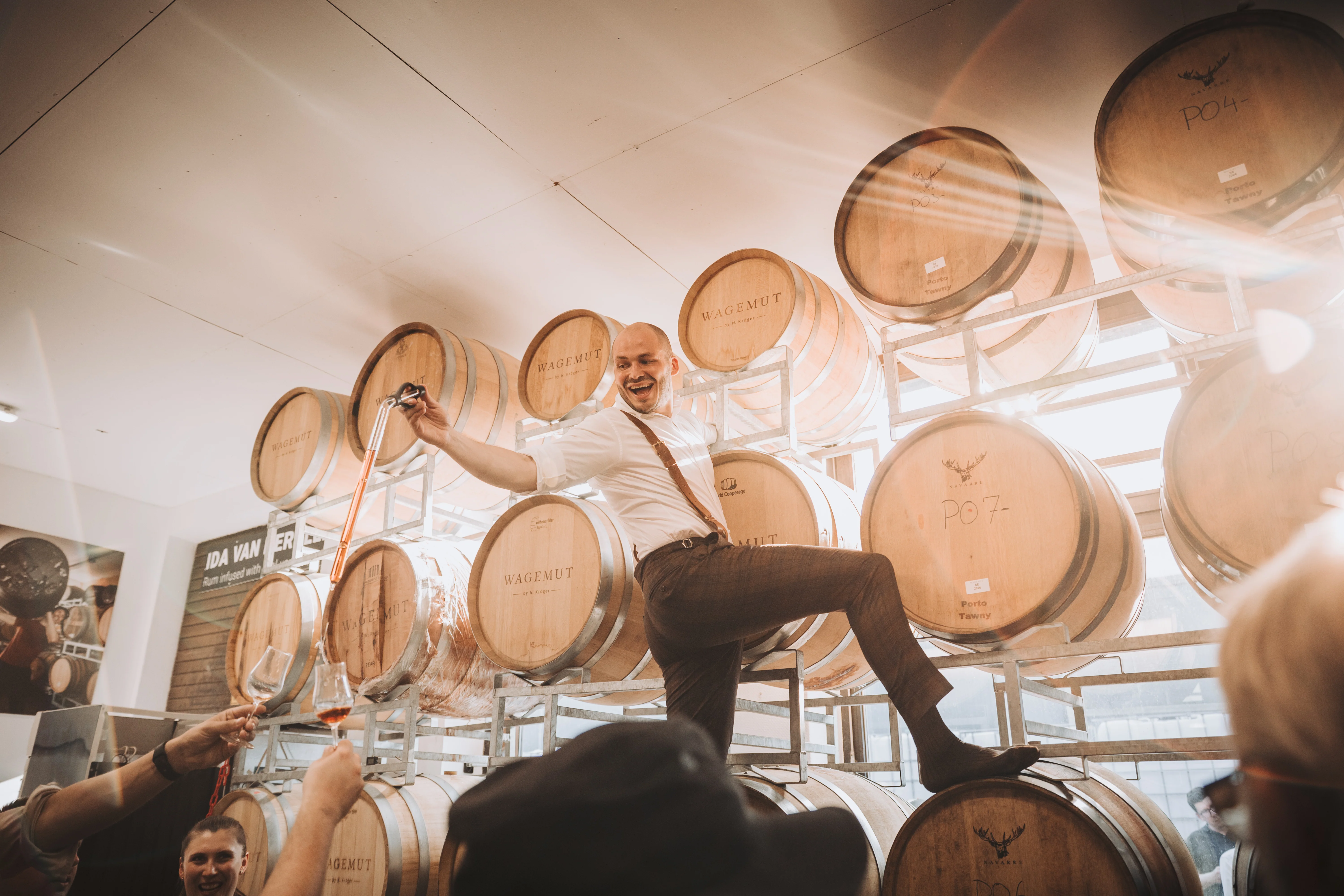 Nicolas Kröger in the Wagemut warehouse, pouring rum from cask
