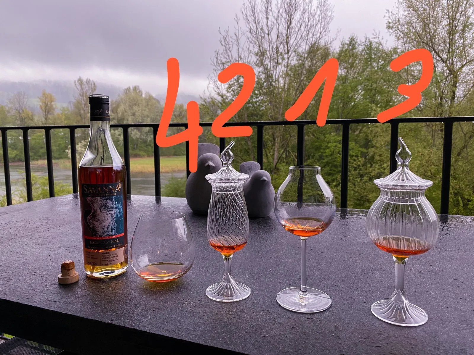 Vier verschiedene Glasformen mit demselben Rum, das Ranking 4-2-1-3 direkt auf das Foto geschrieben