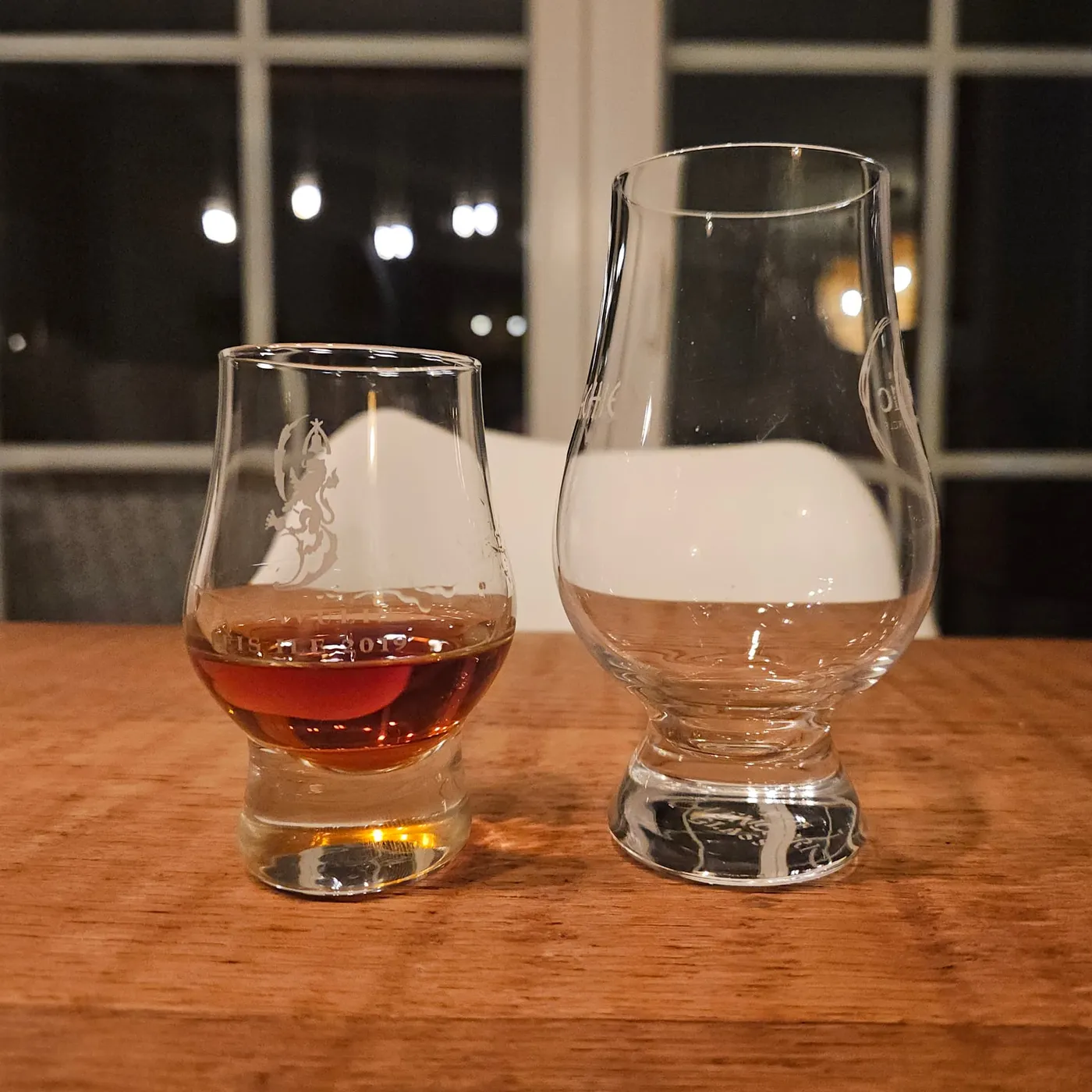 Mini-Glencairn mit Rum neben einem normal großen Glencairn auf einem Holztisch