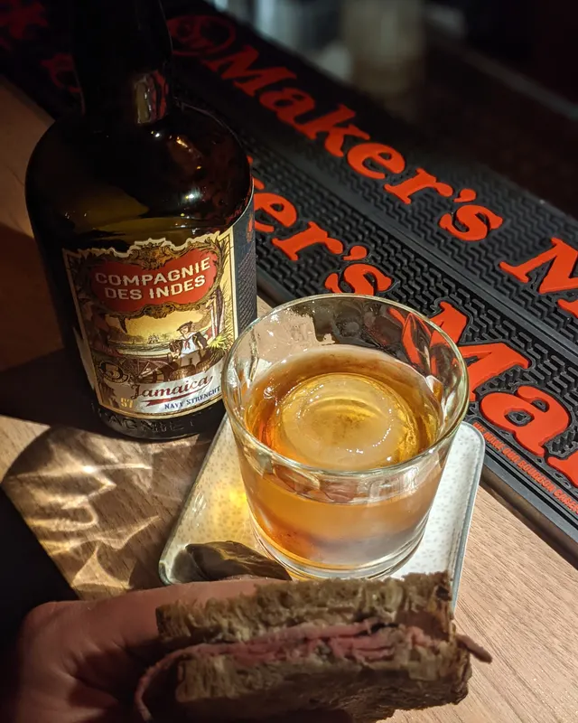 Old Fashioned von oben, daneben eine Flasche Compagnie des Indes und ein Sandwich
