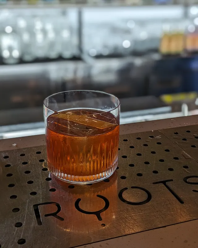 Old Fashioned auf dem Abtropfgitter einer Bartheke