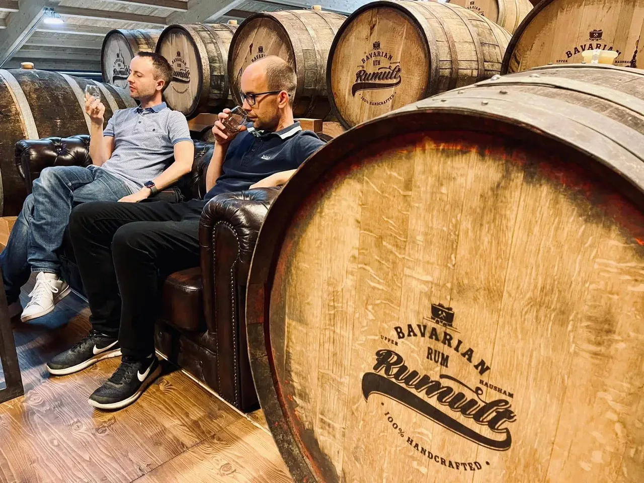 Christoph und Hendrik Fröhlich verkosten Rum in einem Fasslager